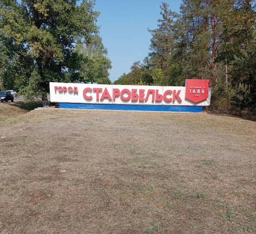 По поручению Главы Старобельского муниципального округа Владимира Чернева работники МБУ Центр "Благоустройство" провели обновление въездных стел в округе