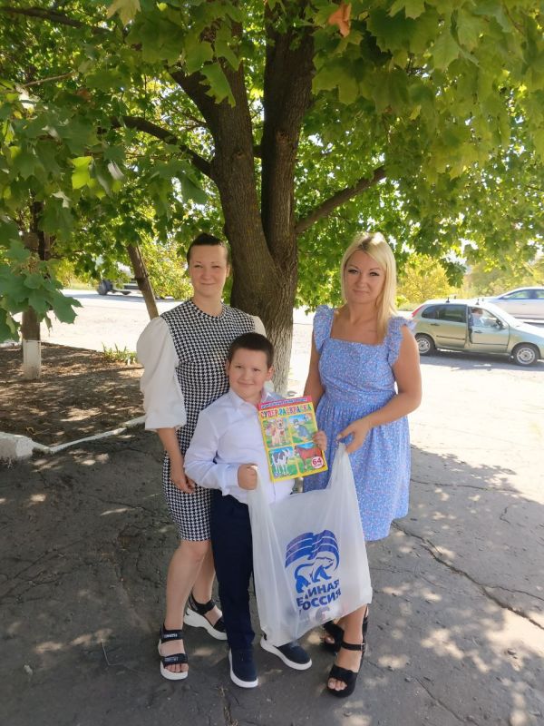 Депутаты и секретари первичных отделений от «Единой России» поздравили школьников с Днем знаний