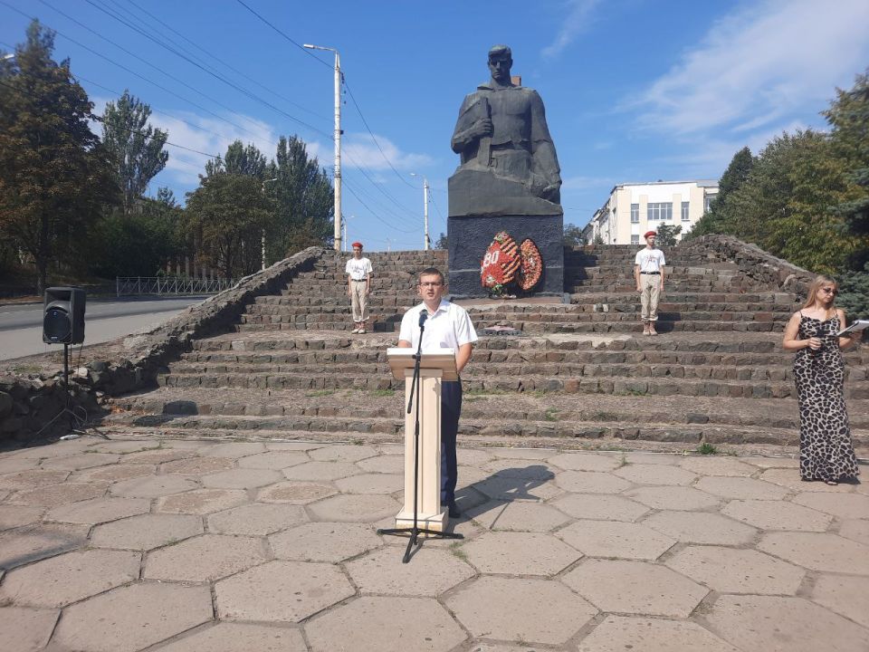 2 сентября у мемориала «Землякам нашим, за Родину павшим…», состоялся митинг, посвященный 82-й годовщине освобождения Брянки от немецко-фашистских захватчиков