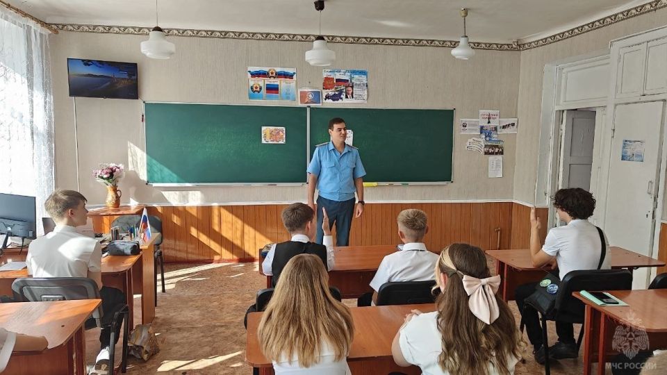 Сотрудники МЧС России по ЛНР провели урок безопасности в учебных учреждениях Стаханова