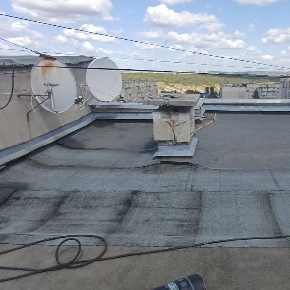 В Брянке единая управляющая компания провела текущий ремонт кровель 25 многоквартирных домов