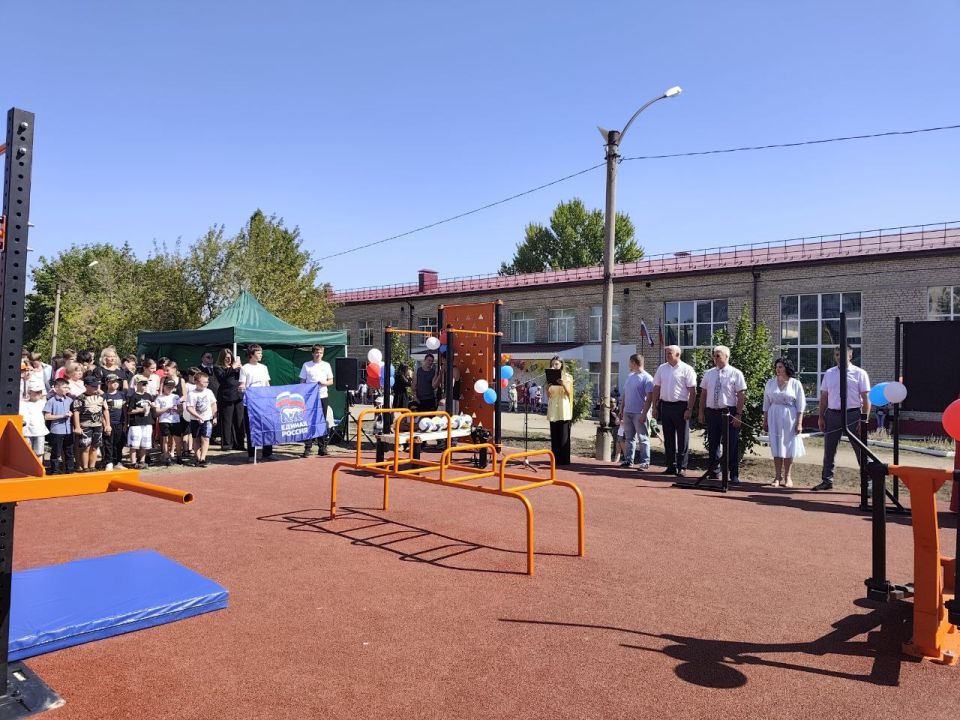 Владимир Шавлай, секретарь местного отделения Партии «Единая Россия» совместно с Главой Краснодонского муниципального округа Сергеем Козенко, Министром спорта ЛНР Олегом Шеренешевым, начальником отдела инфраструктурного...