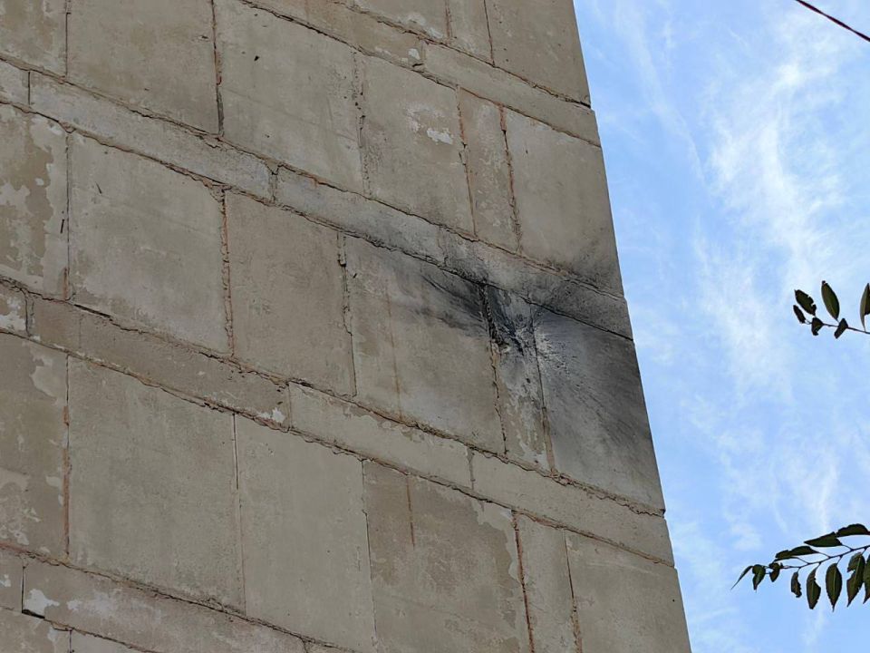 Киевские боевики ударили беспилотником по жилой многоэтажке в Рубежном, сообщили в городской администрации