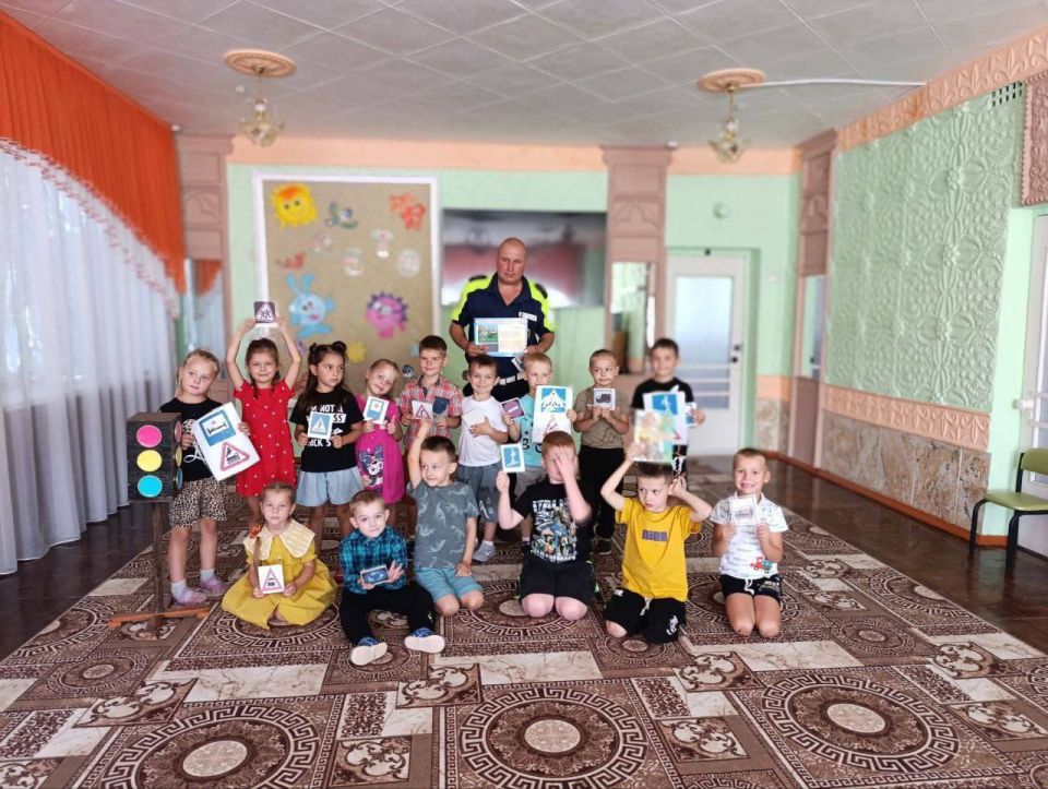 Сотрудники дорожной полиции проводят профилактические лекции с самыми маленькими участниками дорожного движения