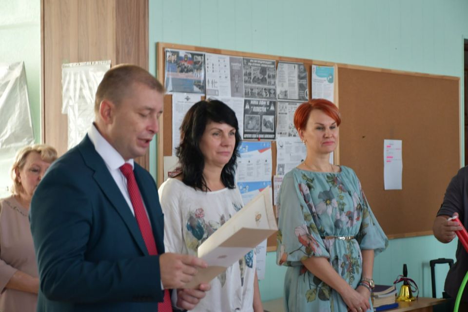 «Единая Россия» в рамках акции «Собери ребенка в школу» передала школьникам рюкзаки со всеми