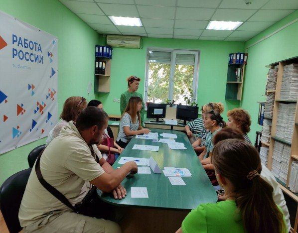 Евгений Бондарь: Для наших лутугинцев в территориальном отделении Государственного казенного учреждения «Республиканский центр занятости населения ЛНР» в Лутугинском районе состоялась очередная мини-ярмарка вакансий