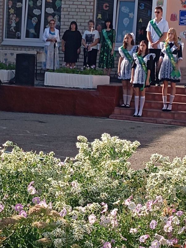 С ДНЁМ ЗНАНИЙ, ПЕТРОВКА!. В этот замечательный день — 1 сентября — наши школы вновь наполнились звонкими голосами, улыбками и радостным ожиданием нового учебного года! Особенный праздник для учащихся пгт