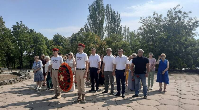 Митинг, посвященный 82-й годовщине освобождения Брянки от немецко-фашистских захватчиков, состоялся в центре города у мемориала «Землякам нашим, за Родину павшим…»