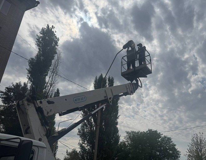 Фотофакт: В Молодогвардейске выполнили работы по ремонту линий уличного освещения