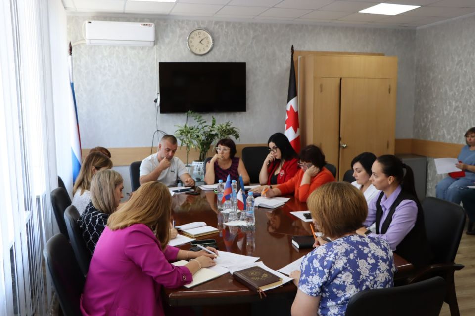 В Администрации Лутугинского муниципального округа состоялось заседание организационного комитета про проведению праздничных мероприятий ко Дню города Лутугино