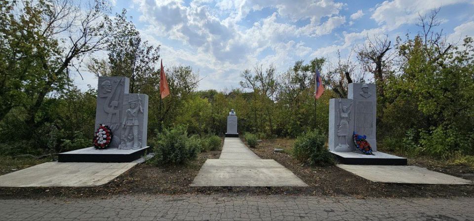 Сотрудники отдела жизнеобеспечения г. Вахрушево провели работы по благоустройству территории, прилегающей к памятнику шахтерам, ушедшим на фронт в годы Великой Отечественной войны, расположенного по улице Репина