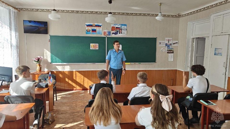 В Стаханове сотрудники МЧС провели урок безопасности для школьников