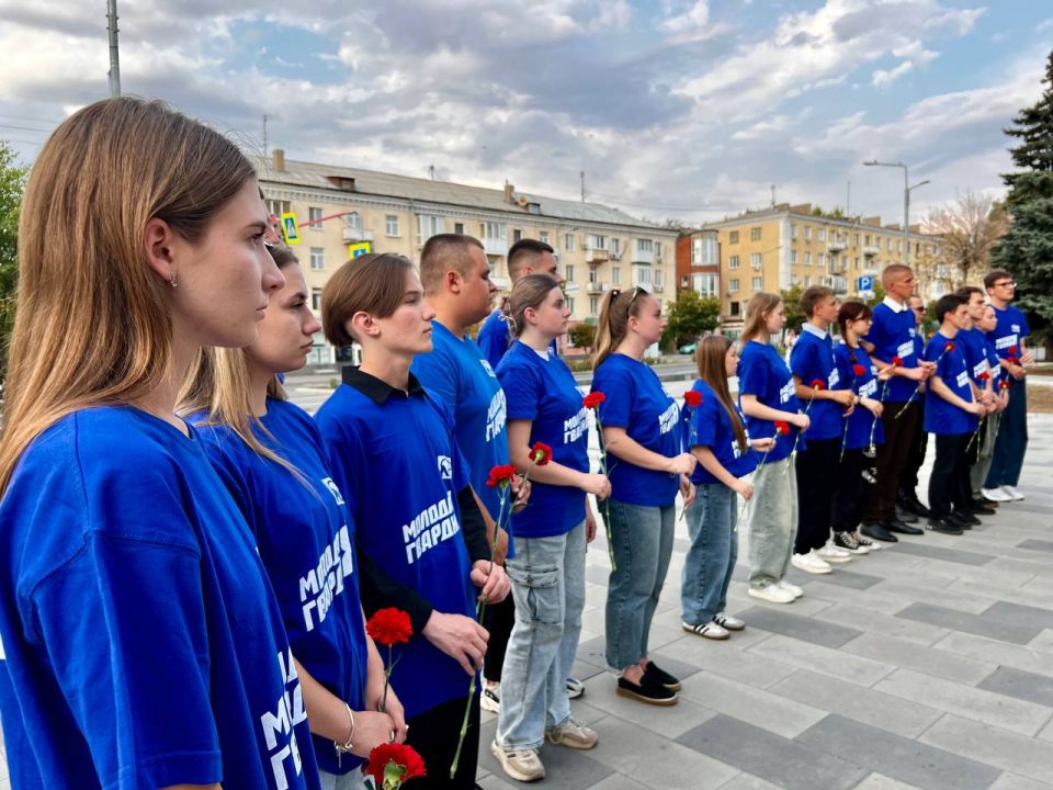 В День солидарности в борьбе с терроризмом активисты ЛРО ВОО «Молодая Гвардия Единой России» возложили цветы в память о погибших в время теракта в Беслане