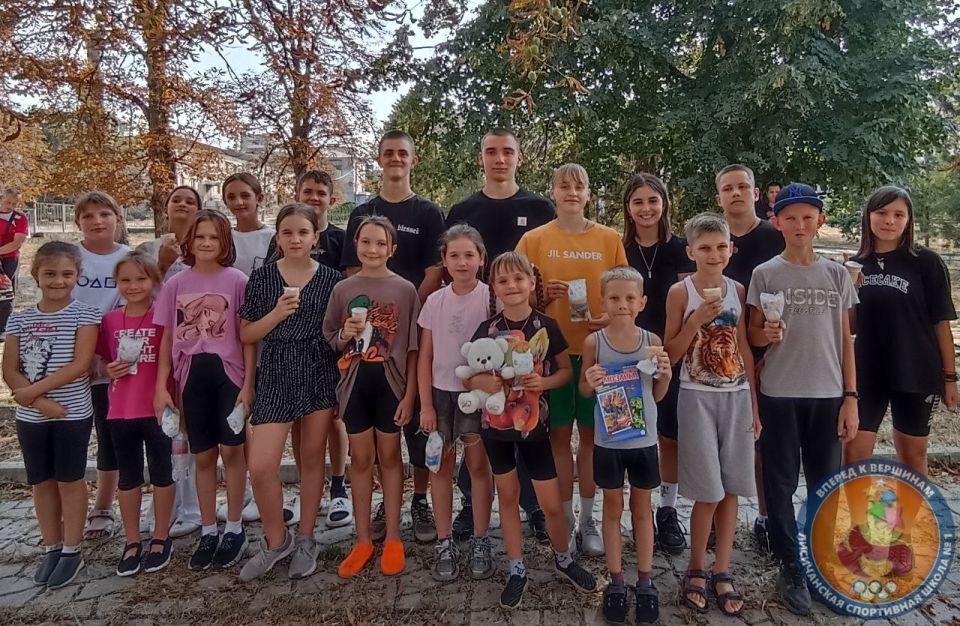 При поддержке отдела молодежи и спорта, а также при активном участии тренеров-преподавателей Лисичанской спортивной школы №1 юные спортсмены приняли участие в спортивных эстафетах в честь дня города