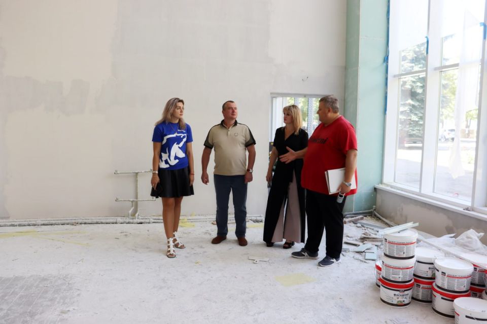 С рабочим визитом посетила бассейн "Дельфин" вместе с председателем Стахановского отделения "Единой России" Юрием Нестеренко