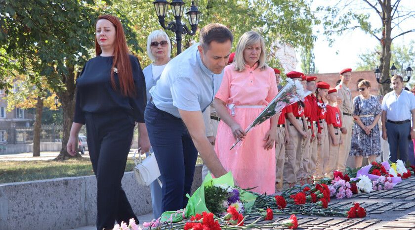 Жители Стаханова почтили память героев в годовщину освобождения города от фашистов