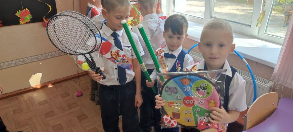 Владимир Чернев: В честь празднования Дня знаний и начала нового учебного года Леонид Иванович Пасечник, Глава Луганской Народной Республики, поздравил наших первоклассников и передал подарки — спортивный инвентарь