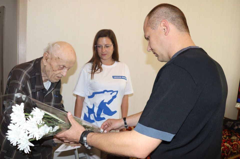 В Северодонецке единороссы поздравили ветеранов с 80-летием Победы над милитаристской Японией и окончанием Второй мировой войны