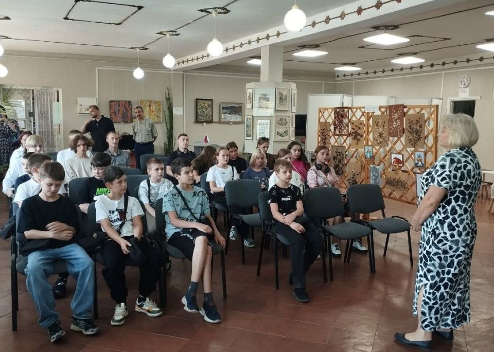 В Кировском историко-художественном музее состоялась тематическая экскурсия, посвященная 82-й годовщине освобождения города Кировска от немецко-фашистских захватчиков «И выстояли, и победили...» для учащихся средней школы № 1