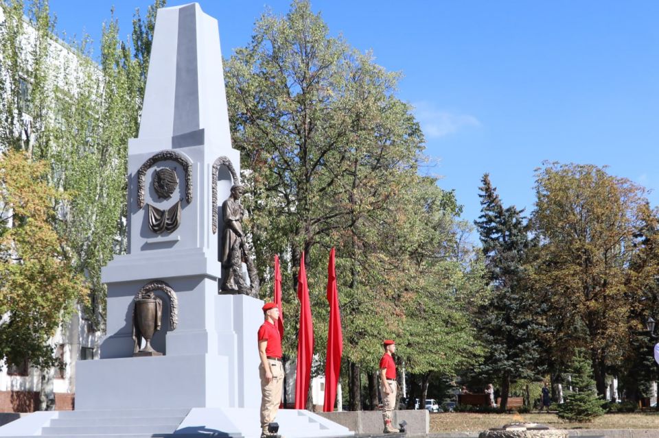 Сегодня, в годовщину освобождения города от немецко-фашистских захватчиков вместе с ветеранским активом, участниками СВО, ветеранами боевых действий, юнармейцами возложили живые цветы к Братской могиле партизан и...