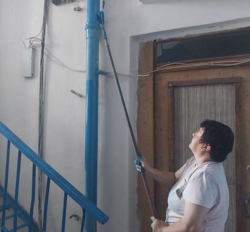 По инициативе жильцов дома № 5 в микрорайоне Молодёжном, а также согласно утверждённому плану по текущему ремонту, специалистами Брянковского филиала НКО "ЕУК" по управлению МКД на территории ЛНР проводятся...