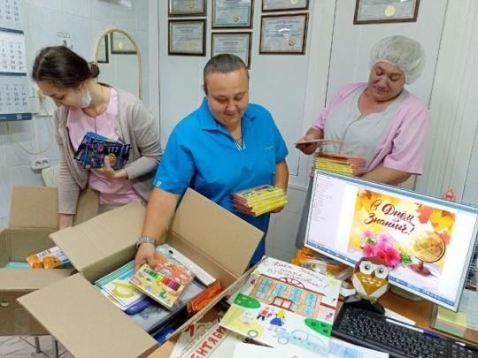 Подарки детям медработников из Стаханова отправил коллектив Омского клинического противотуберкулезного диспансера