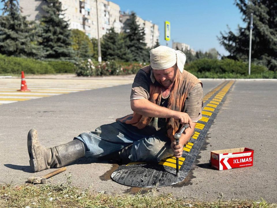 Сергей Колягин: Специалисты Муниципального унитарного предприятия «Комбинат коммунальных услуг города Первомайска» продолжают производить работы по монтажу искусственных дорожных неровностей