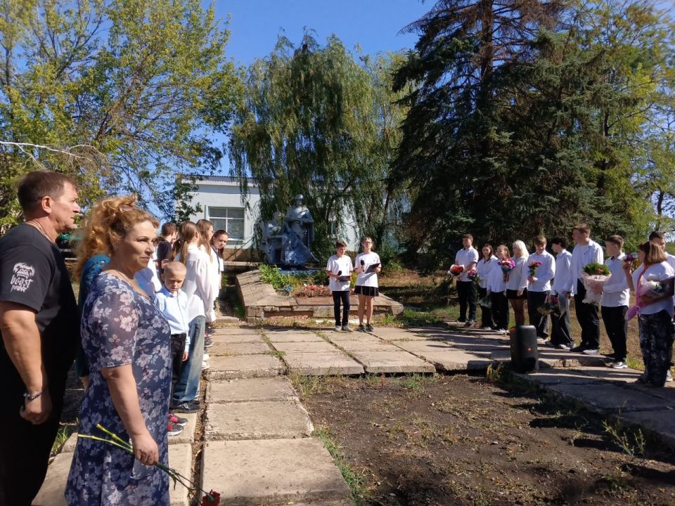 В клубе г. Вахрушево-2 прошел памятный час, посвященный Дню Неизвестного Солдата