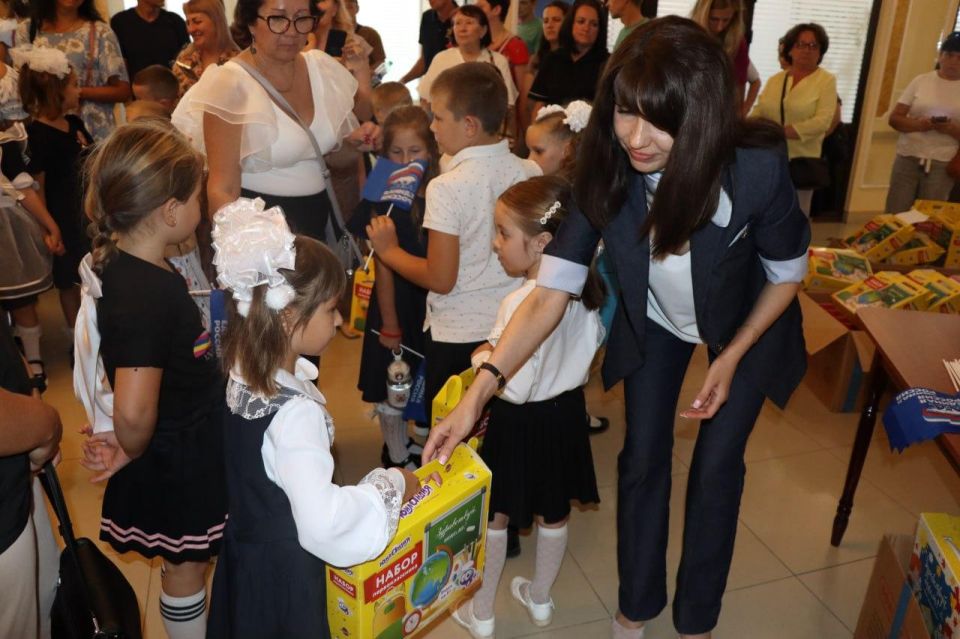 Первоклассники Северодонецка получили наборы канцелярских принадлежностей от «Единой России» Прикамья