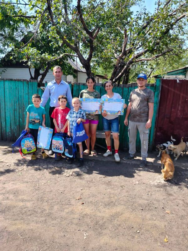 С ЗАБОТОЙ О ШКОЛЬНИКАХ. Депутат Совета Первомайского городского округа от фракции ЛДПР Игорь Кишкинов посетил многодетную семью в городе Золотое