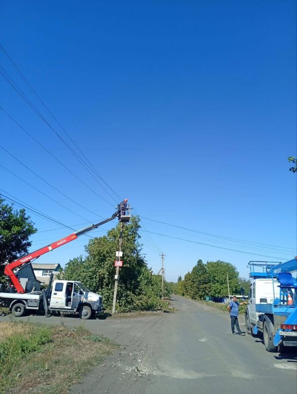 Андрей Рубанцов: На территории пгт Новодарьевка специалисты Ровеньковского РЭС ГУП ЛНР «РСК» продолжают выполнять работы по замене аварийных и дефектных опор и перетяжке электропровода