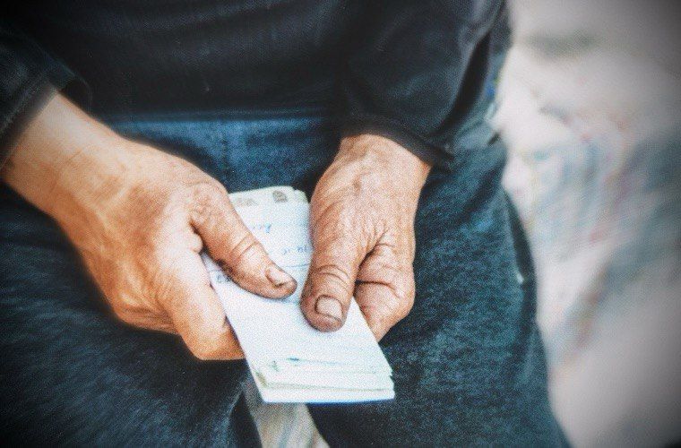 В Перевальске пенсионер потерял больше миллиона рублей, пытаясь обезопасить свои сбережения от мошенников