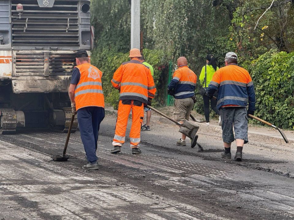 Сергей Колягин: При поддержке Главы Луганской Народной Республики Леонида Ивановича Пасечника, Правительства ЛНР и Минтранса ЛНР 29-го августа в Первомайске, как в опорном населенном пункте, стартовал масштабный ремонт...