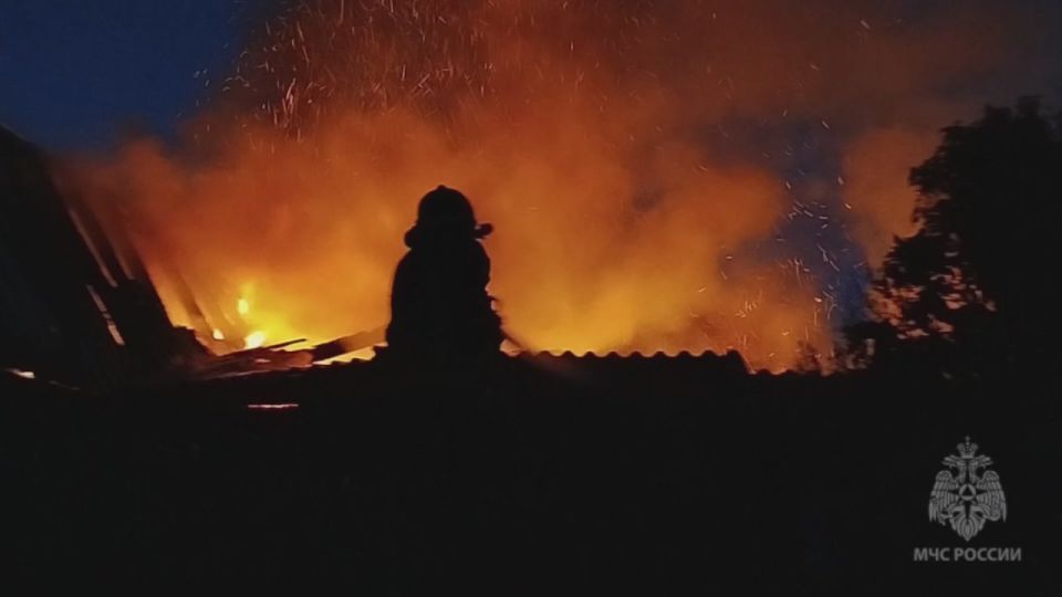 В Краснодоне, предположительно, в результате неосторожного обращения с огнем на пожаре погиб мужчина