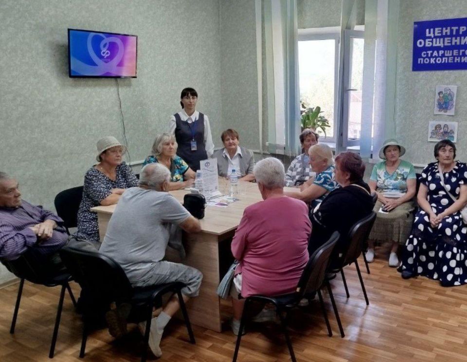 Уроки пенсионной и финансовой грамотности прошли сегодня в Новоайдарском центре общения старшего поколения