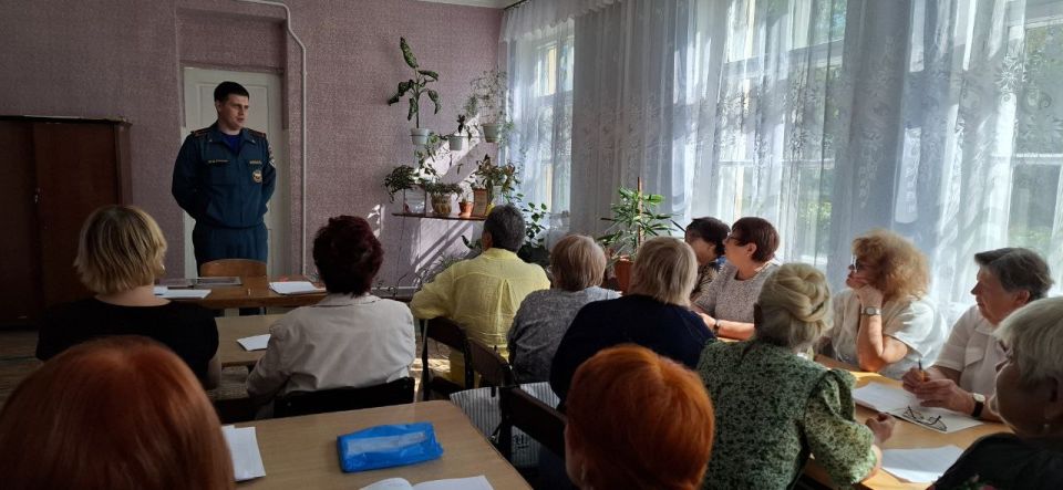 В Красном Луче спасатели провели лекцию для слушателей «Университета третьего возраста»