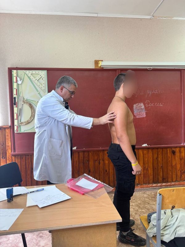 Врачи из ЛРДКБ и Кременской ЦРМБ осмотрели более 100 юных жителей г.Кременная