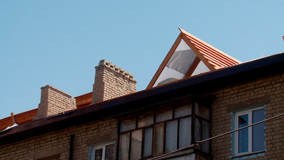 Сергей Козенко: В рамках специального инфраструктурного проекта в Краснодоне активно идет капитальный ремонт кровли многоквартирного дома по адресу: ул. П. Котова, д. 2А. Работы выполняют тюменские строители