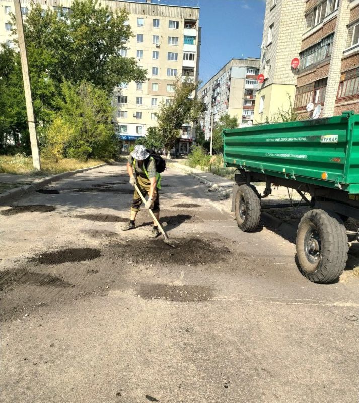 ДЭП города Рубежное производят подсыпку ям внутриквартальных дорог