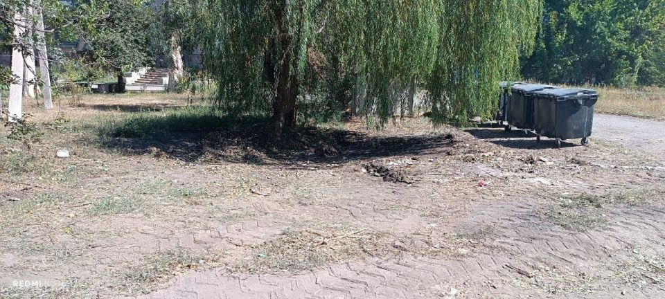 Силами МУП "СЕРВИС-АНТРАЦИТ" произведена уборка и вывоз несанкционированных свалок по адресам: