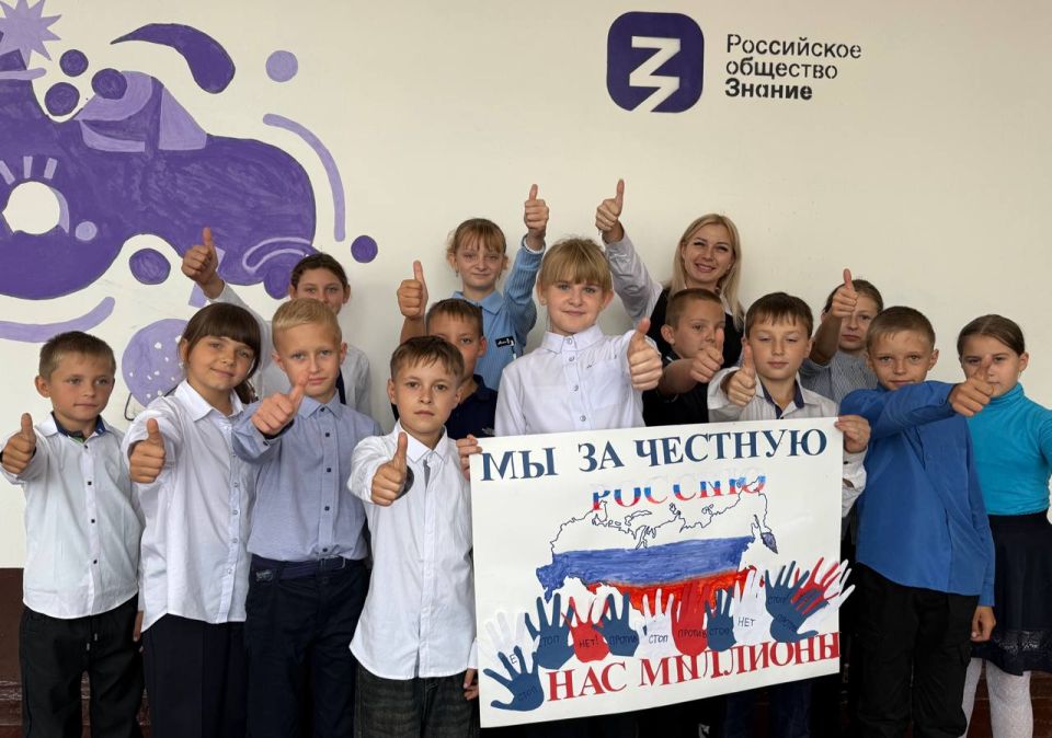 «МЫ ЗА ЧЕСТНУЮ РОССИЮ!». Обучающиеся 5 класса Брянковской средней школы №19 приняли участие в Международном конкурсе «Вместе против коррупции!» «Эта тема очень актуальна в наше время, поэтому важно о ней говорить, чтобы...