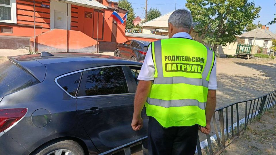 В Старобельске сотрудники Госавтоинспекции вместе с родителями контролируют безопасность детей на дороге