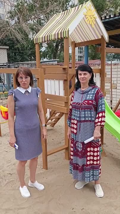 Руководитель фракции «Единая Россия» в Совете городского округа муниципальное образование городской округ город Рубежное Ирина Петренко передала детскую площадку в Рубежанский ясли-сад «Дельфин»