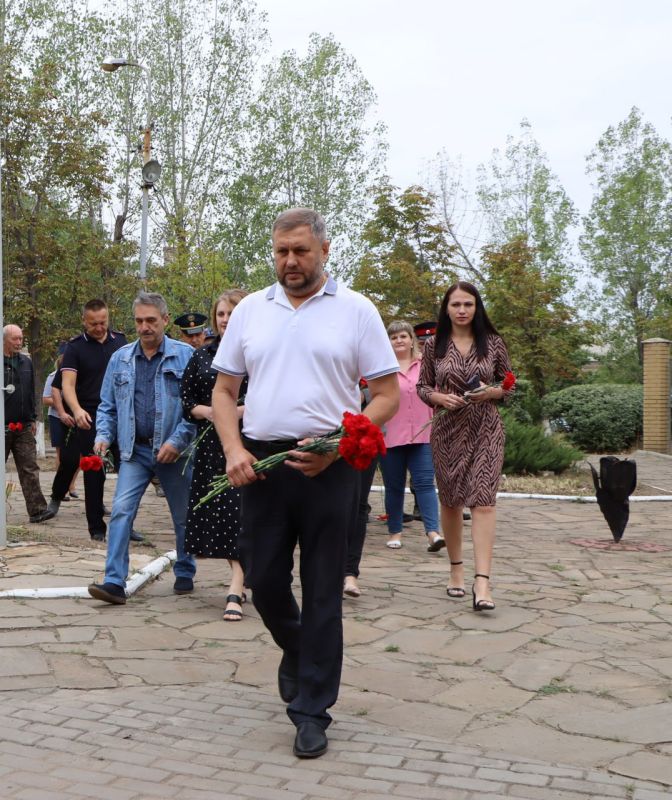 Евгений Бондарь: Память жива: в Лутугинском округе почтили Неизвестного Солдата – защитника ЛНР