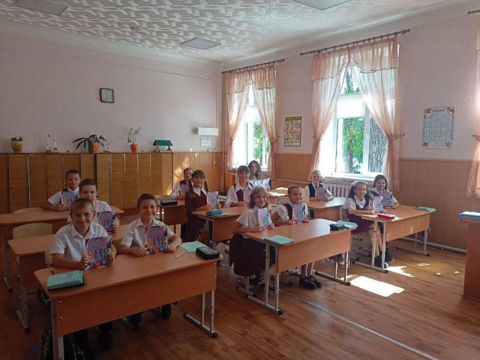 Партию школьной мебели передали для гимназии № 7 из Ставропольского края