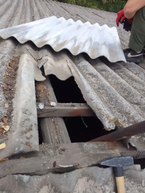 Продолжаются работы по ремонту шиферной кровли в нашем округе!