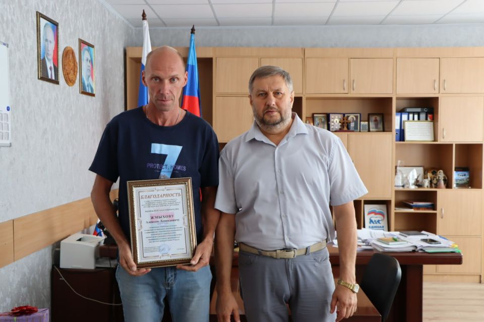 Евгений Бондарь: За вклад в развитие и процветание поселка отметил благодарностями активных жителей пгт