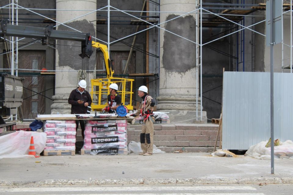 Сергей Козенко: Шефом-регионом Тюменской областью продолжаются масштабные работы по капитальному ремонту фасада Краснодонского Дворца культуры имени «Молодой гвардии», который является важной культурной и исторической...