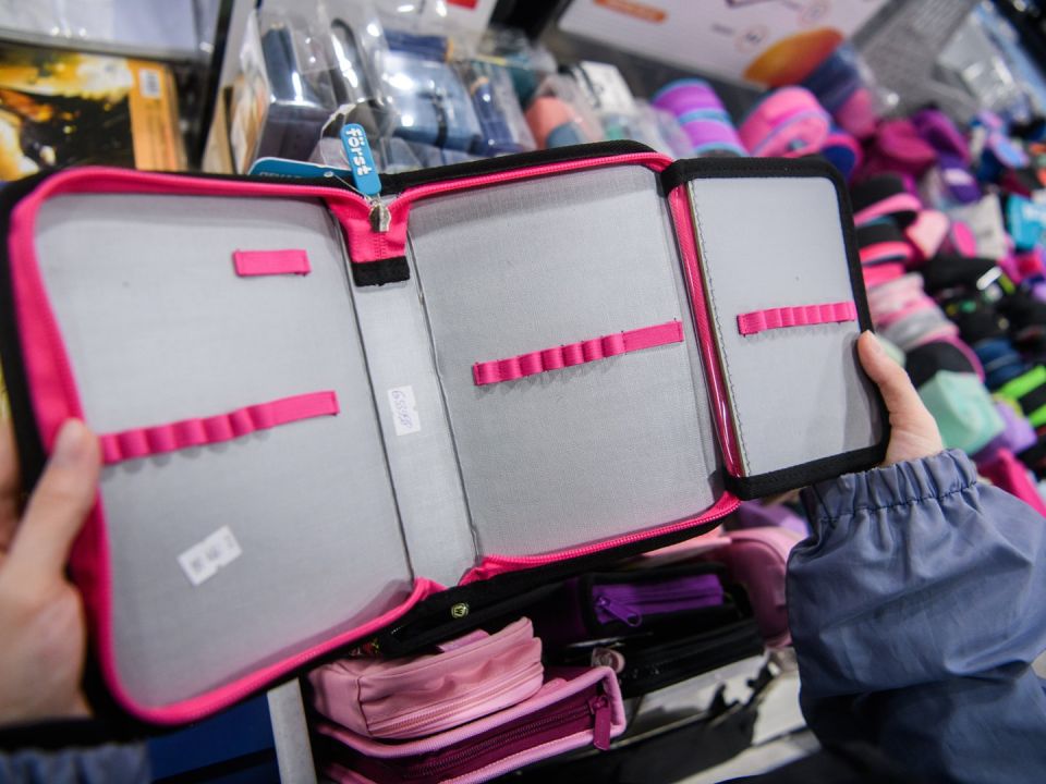 Школы Перми отправили тонну канцтоваров для первоклассников Северодонецка