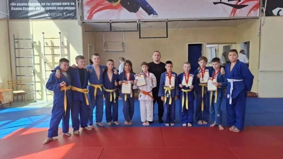 Андрей Рубанцов: В рамках проекта "Самбо - школа жизни!" учащиеся Школьного спортивного клуба Ясеновской гимназии им. Ю.В. Стеценко с гордостью выступили на Открытом первенстве Спортивной Школы Олимпийского Резерва по видам...